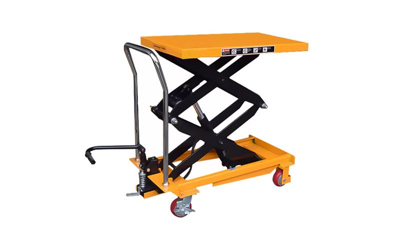 Hoe tilt een kleine hydraulische heftruck de motor op?